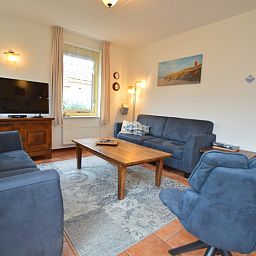 Gezellige woonkamer in Vakantiehuis 7K, De Koog, Texel met comfortabele banken en tv.