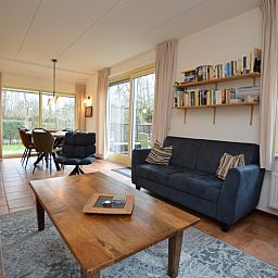 Open woonkamer en eetruimte in Vakantiehuis 7K, De Koog, Texel met veel lichtinval.