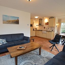 Gezellige leefruimte met keuken in Vakantiehuis 7K, De Koog, Texel op de Waddeneilanden.