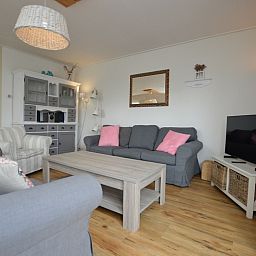 Gezellige woonkamer van vakantiehuis Kierewiet in De Koog, Texel met comfortabele banken en landelijke inrichting op de Waddeneilanden.