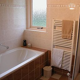 Ontspan in de moderne badkamer van Bungalow 25, De Koog Texel, met ligbad op de Waddeneilanden.