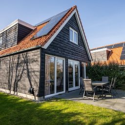 Vakantiehuis Mienterbos - Heideglop in De Koog, Texel met zonnig terras en moderne architectuur, ideaal voor ontspanning op de Waddeneilanden.