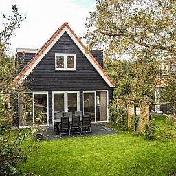 Mienterbos - Heideglop vakantiehuis in De Koog, Texel omgeven door groene natuur met een uitnodigend terras voor ontspanning op de Waddeneilanden.