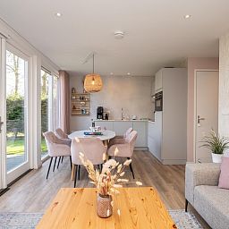 Stijlvolle binnenruimte van Mienterbos - Heideglop vakantiehuis in De Koog, Texel, met moderne keuken en uitzicht op de natuur.