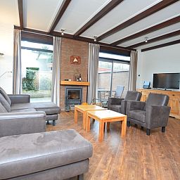 Lichte woonkamer van Orchismient 28 in De Koog Texel met comfortabele zitplaatsen.