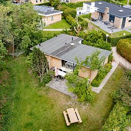 Bungalow 51 im Bungalowpark 't Luwe Land, De Koog, Texel, mit grossem Garten und Picknicktisch.