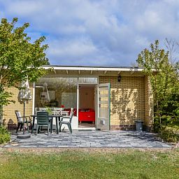 Vorderansicht von Bungalow 51, Bungalowpark 't Luwe Land, De Koog, Texel, mit offener Terrasse.