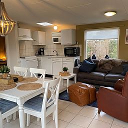 Gemuetliches Wohnzimmer mit offener Kueche im Bungalow 51, 't Luwe Land, De Koog, Texel.