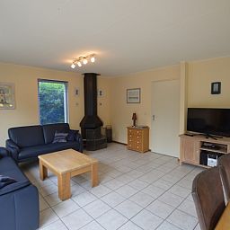 Lichte leefruimte in Vakantiehuis Stappeland 111, De Koog, Texel met moderne inrichting en uitzicht op de tuin.