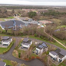 Luftaufnahme eines freistehenden Hauses in De Koog, Texel, umgeben von Natur und mit Blick auf die Watteninseln.
