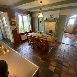 Ruime keuken in Voorhuis vakantiewoning op Texel, De Koog met eethoek en landelijke details.