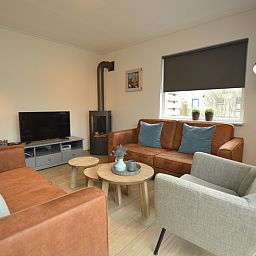 Stilvolles Wohnzimmer des Ferienhauses Stappeland 215 in De Koog, Texel, ideal fuer Entspannung auf den Watteninseln.