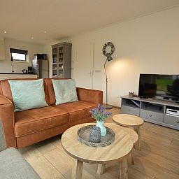 Ferienhaus Stappeland 215 in De Koog, Texel, mit offenem Wohnzimmer und Kueche, ideal fuer Familienurlaub.