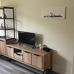 Stilvolles Wohnzimmer mit TV-Schrank im Apartment Kerckeland 40, De Koog, Texel.