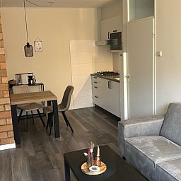 Offene Kueche und Essbereich im Apartment Kerckeland 40, De Koog, Texel mit moderner Einrichtung.