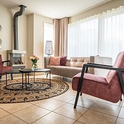 Cozy living room in Bungalow 31, De Koog, Texel with modern furnishings.