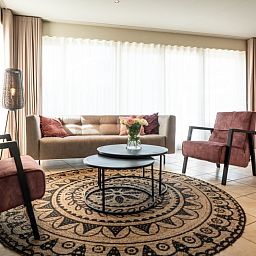 Stylish sitting area in Bungalow 31, De Koog, Texel with lots of natural light.