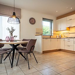 Dining area and kitchen in Bungalow 31, De Koog, Texel for comfortable dining.