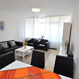 Eetkamer en woonkamer in Appartement Kerckeland 98, De Koog, Texel met moderne inrichting en gezellige sfeer.