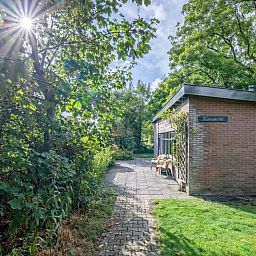 Terras van De Zonneweelde vakantiehuis in De Koog, Texel met comfortabele stoelen.