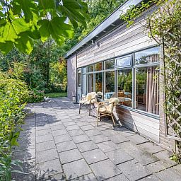 Buitenruimte van De Zonneweelde, een vakantiehuis in De Koog, Texel met uitzicht op de tuin.