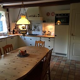Gezellige keuken in vakantiehuis Achterhuis, De Koog, Texel, met houten eettafel.