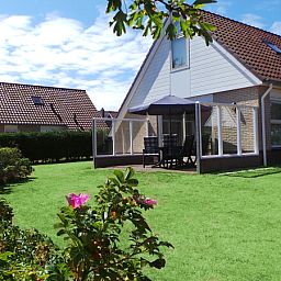 Villa 5 in De Koog Texel met zonnig terras en groene tuin, een perfecte vakantiehuis voor een ontspannen verblijf op de Waddeneilanden.