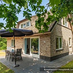 Stijlvolle zithoek in Bungalowpark 't Hoogelandt vakantiehuis, De Koog, Texel met stranddecor.