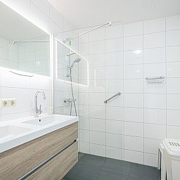 Moderne badkamer met dubbele wastafel in Appartement Juliana 154 Zeezicht, De Koog, Texel.