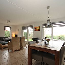 Ruime leefruimte in 6 Persoons luxe villa met sauna in De Koog, Texel, met uitzicht op de tuin.