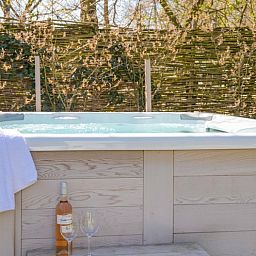 Relax in de whirlpool van Duynzoom 1 whirlpool & Sauna in De Koog, Texel, omgeven door natuur.