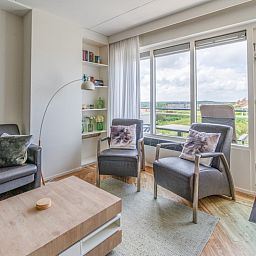 Stijlvolle binnenruimte van Appartement Juliana 146 Eiland en Zeezicht, De Koog, Texel met comfortabele stoelen.