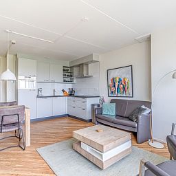 Open keuken en woonkamer in Appartement Juliana 146 Eiland en Zeezicht, De Koog, Texel met moderne inrichting.