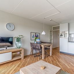 Eetkamer en keuken in Appartement Juliana 146 Eiland en Zeezicht, De Koog, Texel met houten vloer.