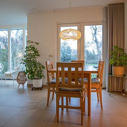 Ruime woonkamer van vakantiehuis Zusje van 17 in De Koog, Texel met veel licht en uitzicht op de tuin.