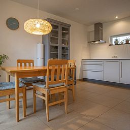 Moderne keuken en eetruimte in vakantiehuis Zusje van 17, De Koog, Texel voor een sfeervol verblijf.