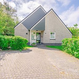 Eingang zum Ferienhaus Honeysuckle 29 in De Koog Texel, umgeben von Natur.