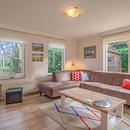 Gemuetliches Wohnzimmer des Ferienhauses Kamperfoelie 29 in De Koog Texel mit viel Licht.