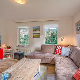 Gemuetliche Sitzecke im Ferienhaus Kamperfoelie 29 in De Koog Texel zum Entspannen.