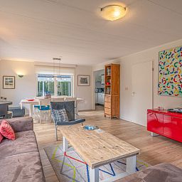 Geraeumiger Wohnraum im Ferienhaus Kamperfoelie 29 in De Koog Texel mit moderner Einrichtung.