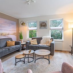Gemuetliches Wohnzimmer des Ferienhauses Kamperfoelie 33 in De Koog, Texel mit komfortabler Sitzecke.
