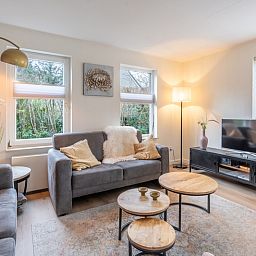 Helles, modern eingerichtetes Wohnzimmer des Ferienhauses Kamperfoelie 33 in De Koog, Texel.