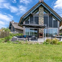 Vacation home Villa 191 with Hot tub in De Koog, Texel, offers a beautiful terrace with comfortable seating.