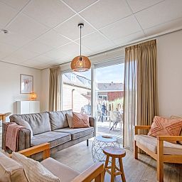 Gezellige woonkamer in De Duinroos vakantiehuis, De Koog, Texel met comfortabele zitruimte.