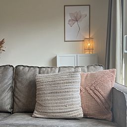 Comfortabele bank in De Duinroos vakantiehuis, De Koog, Texel met sfeervolle decoratie.