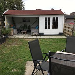 Geraeumige Terrasse am Ferienhaus Jutter in De Koog, Texel, ideal zum Entspannen.