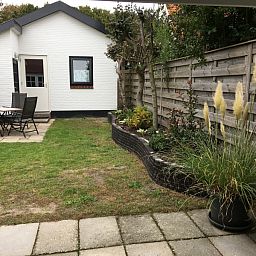 Rustikaler Garten des Ferienhauses Jutter in De Koog, Texel mit Sitzecke.