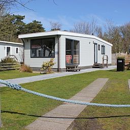 Vakantiehuis Chalet Bregkoog 208 in De Koog, Texel, met een uitnodigend terras en een rustige omgeving op de Waddeneilanden.