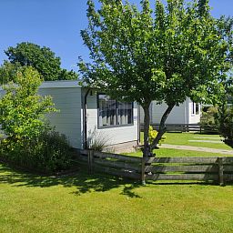 Chalet Bregkoog 208 in De Koog, Texel, biedt privacy en natuur, ideaal voor een ontspannen vakantie op de Waddeneilanden.