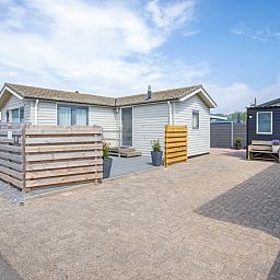 Ruim terras bij Chalet Bregkoog 88 in De Koog, Texel, ideaal voor ontspanning op het Chaletpark Bregkoog.